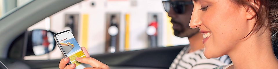 Woman in parked car using Shell EasyPay™