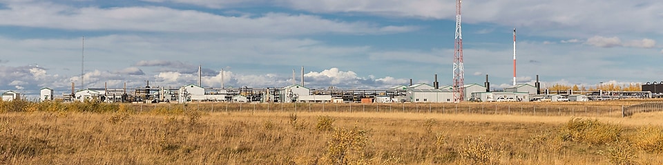 L’usine de traitement du gaz Montney durant la journée.