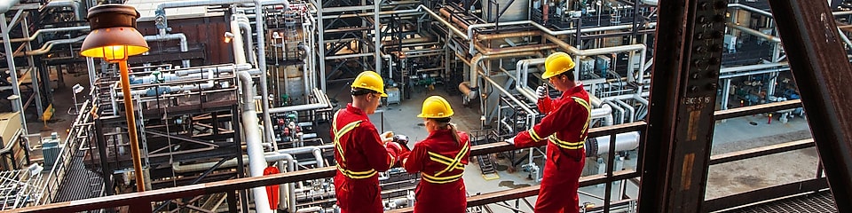 Employés travaillant dans le centre de fabrication de Scotford