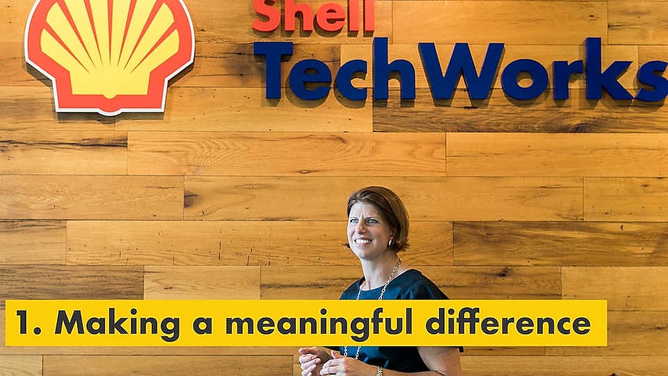 Raison numéro un : apporter une différence significative. Julie Ferland devant un panneau Shell TechWorks.