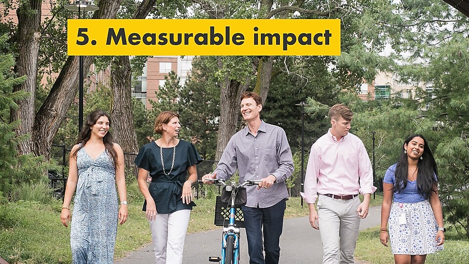 Cinquième raison : un impact mesurable. Julie Ferland et l’équipe Shell TechWorks se promènent en plein air.