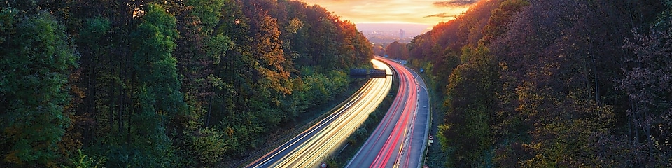 Lignes de lumière sur route